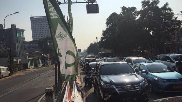  Penumpukan disebabkan karena kendaraan yang hendak ke arah Cikini sesekali berhenti menjelang lampu lalu lintas Simpang Tambak.