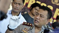 Peluru itu dimasukan melalui popor depan senjata api rakitan setelah sebelumnya ditaburi semacam bubuk mesiu sebagai pendorong. (Foto: Syahdan Alamsyah/detikcom).