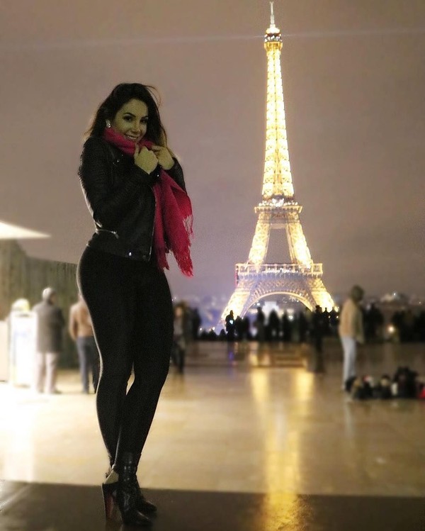 Selain pantai, Larissa Pereira suka mendatangi kota-kota terkenal di dunia. Dia tampil penuh stylish di Milan (larissa_peereira/Instagram) Selain pantai, Larissa Pereira suka mendatangi kota-kota terkenal di dunia. Dia tampil penuh stylish di Milan (larissa_peereira/Instagram)