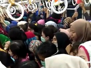 Bak Sarden, Begini Kondisi Desak-desakan di KRL Duri-Tangerang