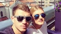 Dzeko selfie dengan lanskap Kota Saravejo bersama saudara perempuannya (ed_dzeko/Instagram)