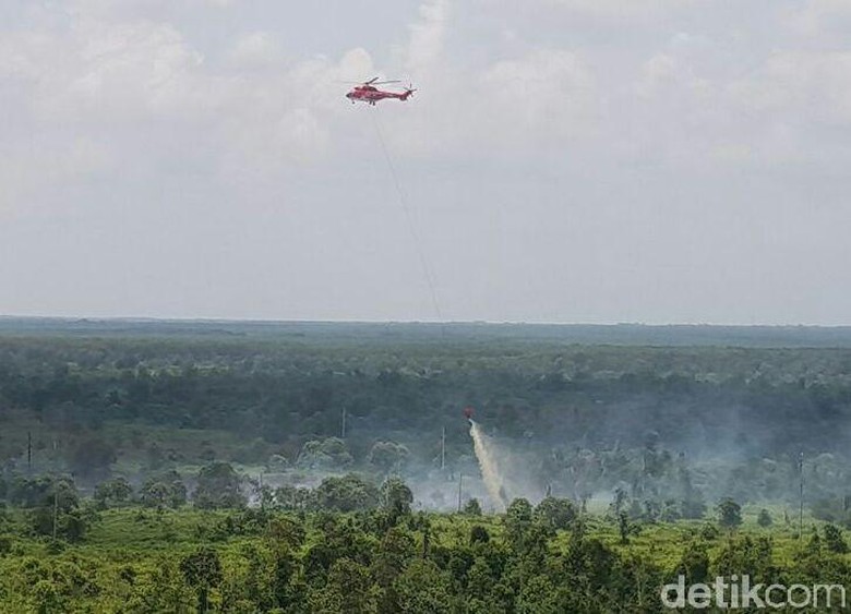 Helikopter Bom Air Dikerahkan untuk Padamkan Kebakaran di Siak Helikopter Bom Air Dikerahkan untuk Padamkan Kebakaran di Siak