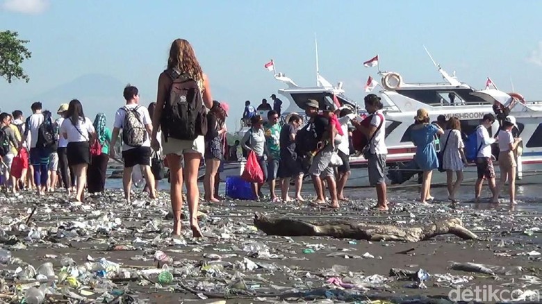 Pantai Sanur ketika dipenuhi sampah (Nandhang Astika/detikTravel) Pantai Sanur ketika dipenuhi sampah (Nandhang Astika/detikTravel)
