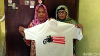 Otimah (54) kaget bukan kepalang saat anaknya yang bungsu menunjukkan foto aksi sang kakak ibunda Ariyanta Bona mencolek Presiden RI Joko Widodo viral di media sosial. Dia khawatir ada apa-apa menimpa putra ke-5 nya itu. (Foto: Syahdan Alamsyah)