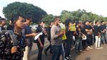 Aksi Dukung Novel di Depan Istana: Ngerap Hingga Baca Puisi