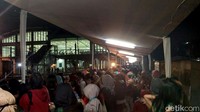 Bila kereta di peron 4 sudah berangkat, penumpang diarahkan berpindah ke peron 5.