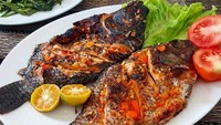 Tampilan mujair bakar rica ini juga terlihat menggoda. Lihat tuh makin enak disantap dengan tumis kangkung yang renyah. Mantap! Foto: Instagram @yscooking