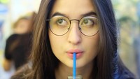 Ini dia putri bungsu dari penyanyi bersuara emas, Titi DJ. Begini gaya Stephanie Poetri saat minum jus dalam kemasan. Cantik banget, ya! Foto: Instagram @stephaniepoetri