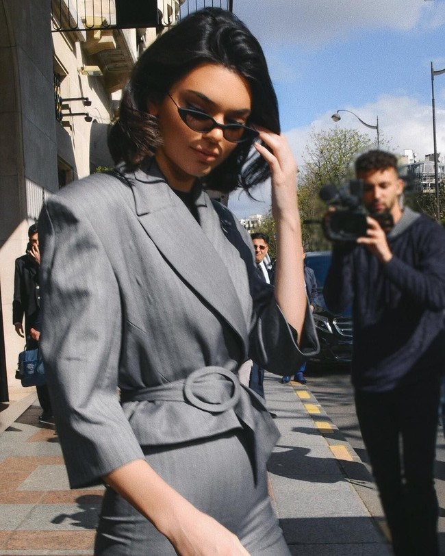 Kendall Jenner tampil edgy, menggabungkan kacamatanya dengan setelan bergaya formal. Foto: Dok. Instagram