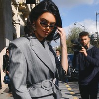 Kendall Jenner tampil edgy, menggabungkan kacamatanya dengan setelan bergaya formal. Foto: Dok. Instagram