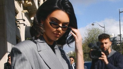 Kembalinya Tren Kacamata Kecil Ala 90-an, Dipakai Agnez Mo hingga Rihanna