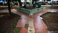 Kondisinya sangat memprihatinkan. Tampak keramik taman telah hancur.