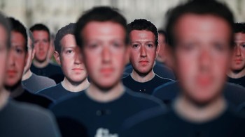 Para pendemo menampilan sosok Zuckerberg. Foto: Reuters
