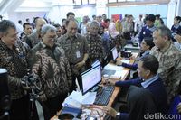 Ribuan Warga Jabar Antre Bikin e-KTP di IPDN Sumedang