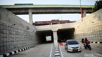 Sejumlah pengendara baik mobil maupun motor langsung mengambil arah ke underpass yang menghubungkan Jalan Mampang Prapatan dan Jalan HR Rasuna Said tersebut.