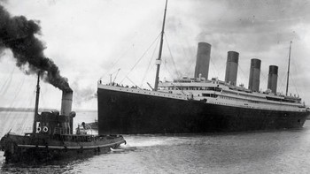 Mengapa Titanic terbelah dua?: Ketika bangkai Titanic ditemukan di 1985, para penyelidik menyatakan kapal itu terbelah sebelum tenggelam. Tapi mengapa? Tidak ada yang benar-benar tahu. Beberapa ilmuwan menyalahkan paku lambung kapal, yang mengandung residu konsentrasi tinggi dapat membuat logam terbelah. Yang lain percaya bahwa tekanan air yang mengalir ketika Titanic menabrak gunung es memisahkan kedua sisi kapal.  Foto: Dok. AFP