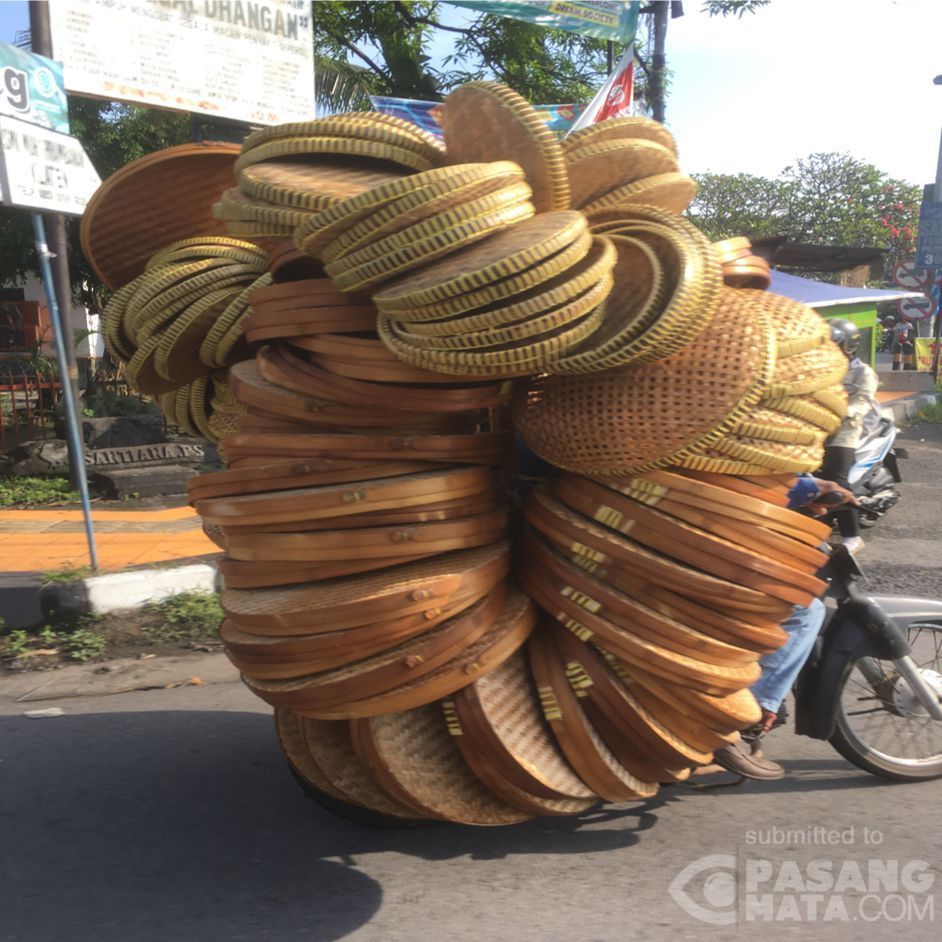 Sirkus motor di jalanan yang membahayakan