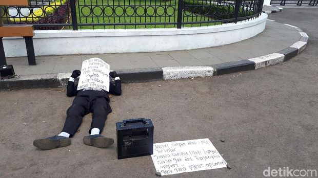 Melihat Aksi Pantomim Keprihatinan Miras Oplosan Maut di Jabar