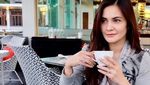 Awet Muda! Cut Tari Berpose Cantik Saat Makan Bersama Putrinya