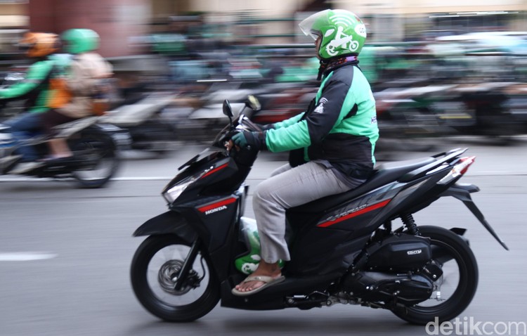 Puluhan Ojek Online menguasai Jalan Mangga Dua, tepatnya di depan Mal Mangga Dua, Jakarta. Aksi tak tertib itu akan mengganggu lalu lintas di kawasan tersebut.