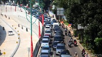 Kepadatan di perempatan Kuningan itu karena lampu merah dari arah Tendean menuju Jalan Gatot Subroto.