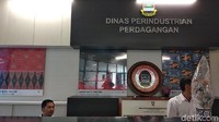 Pemkab Bandung Barat memastikan tidak ada gangguan pelayanan usai penyegelan kantor Dinas Perindustrian dan Perdagangan (Disperindag) Kabupaten Bandung Barat oleh KPK. Masyarakat masih akan dilayani seperti biasa. (Foto: Dony Indra Ramadhan/detikcom)