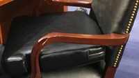 Ejekan pun sempat muncul di Twitter soal alas duduk Zuckerberg itu. Apakah itu booster seat versi miliarder, kicau salah satu pengguna Twitter, merujuk pada alas duduk bayi di mobil. Foto: news.com.au/Supplied