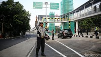 Petugas Dishub disiagakan untuk mengatur lalu lintas di Underpass Mampang.
