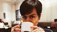 Anak dari Sophia Latjuba dan Indra Lesmana ini mengikuti jejak orang tuanya. Ia kini menjadi model sekaligus musisi cantik. Begini gaya Eva Celia saat menyesap secangkir hot chocolate saat sedang hujan. Duh, jadi mau! Foto: Instagram @evacelia