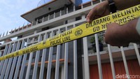 Guna kepentingan penyelidikan, rumah mewah dua lantai ini dipasang garis polisi. (Foto: Wisma Putra/detikcom).