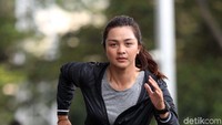 Dinda memang tak bisa berpisah dari panahan. Ada DNA panahan di dalam tubuhnya.