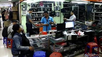 Dalam sehari terdapat puluhan laptop yang diperbaiki disini.