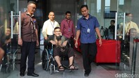 Mantan Wakil Ketua DPRD Sumut Kamaluddin Harahap keluar gedung KPK seusai menjalani pemeriksaan, di Jakarta, Rabu (11/4).