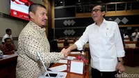 Yasonna Laoly bersalaman dengan Wakil Ketua Komisi III DPR Mulfachri Harahap.