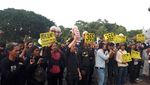 Aksi Dukung Novel di Depan Istana: Ngerap Hingga Baca Puisi