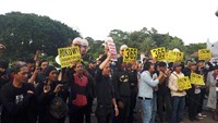 Berantas korupsi. Ungkap kasus Novel, ungkap kasus Novel. Bentuk TGPF. Mata Novel mata keadilan, teriak orator dari pengeras suara di lokasi. (Foto: Noval Dhwinuari Antony/detikcom)
