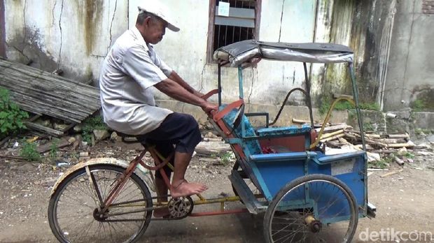 Daeng Tadda sehari-hari berprofesi sebagai tukang becak