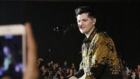 Danny pun menghilang dari atas panggung hingga kemudian muncul dengan mengenakan baju batik.