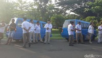 Sejak Rabu (11/4) pagi, kader Gerindra yang mengenakan seragam khasnya sudah berkumpul di lapangan parkir Sirkuit Sentul, Bogor, untuk menuju kediaman Prabowo Subianto di Hambalang. (Foto: Tsarina Maharina/detikcom)