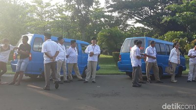 Foto: Kader Gerindra Ramai-ramai Naik Angkot ke Rumah Prabowo