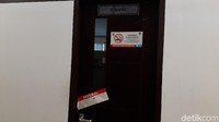 Penyegelan dilakukan KPK di ruang rapat gedung Disperindag KBB. Stiker berwarna merah putih menempel di pintu masuk ruangan tersebut. Stiker bertulis DISEGEL ini tertera tanggal penempelan 10-4-2017 yang ditulis menggunakan tinta biru. (Foto: Dony Indra Ramadhan/detikcom).