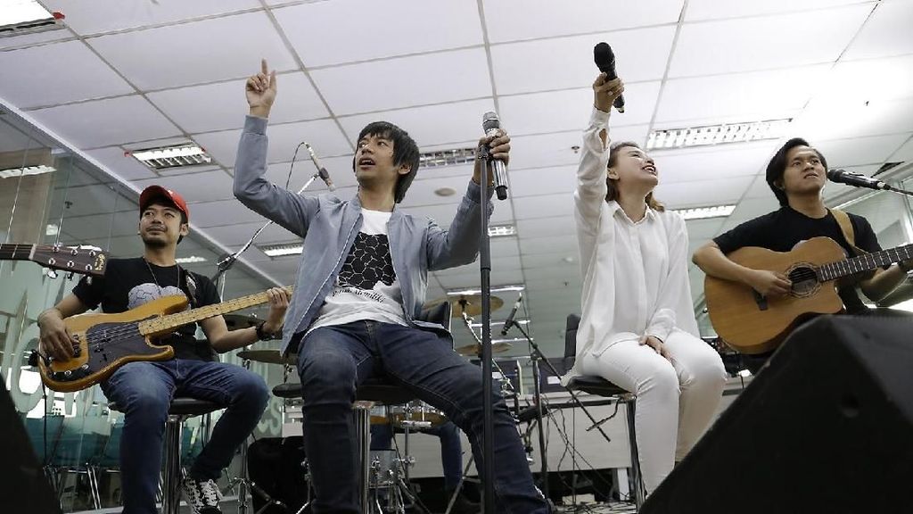 Kolaborasi Bareng Iwan Fals, DMASIV Sajikan Musik 2 Era di Sweet 17 Transmedia