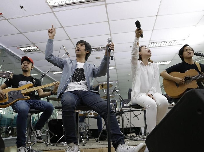 Kolaborasi Bareng Iwan Fals, DMASIV Sajikan Musik 2 Era di Sweet 17 Transmedia Kolaborasi Bareng Iwan Fals, DMASIV Sajikan Musik 2 Era di Sweet 17 Transmedia