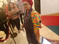 Retno sempat memamerkan kain yang diperoleh dari pemerintah Ghana 