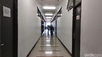 Suasana kantor Disperindag KBB, Rabu (11/4/2018) pagi, nampak sedikit sepi. Meski begitu, sebagian PNS berseragam kemeja putih masih tampak sibuk beraktivitas seperti biasanya. (Foto: Dony Indra Ramadhan/detikcom).
