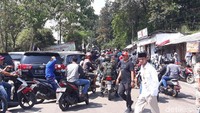 Sementara itu, lalu lintas di Hambalang terpantau macet karena banyaknya kendaraan. (Foto: Tsarina Maharani/detikcom)