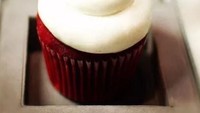 Sweet banget! Sebuah cupcake ini bukan hanya manis karena diberi topping cream tapi juga karena cincin yang ada di atasnya.  Foto: Istimewa