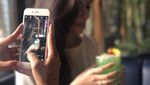 Awet Muda! Cut Tari Berpose Cantik Saat Makan Bersama Putrinya