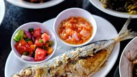 Ikan tude bakar khas Manado ini memiliki tekstur daging yang empuk. Makin enak disajikan dengan sambal dabu-dabu dan rica yang enak dinikmati bersama dengan nasi. Foto: Instagram @koko_doyanmakan