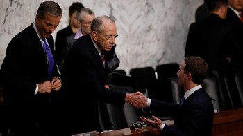 Usai disidang, Zuckerberg menyalami senator Chuck Grassley dan John Thune. Foto: Reuters